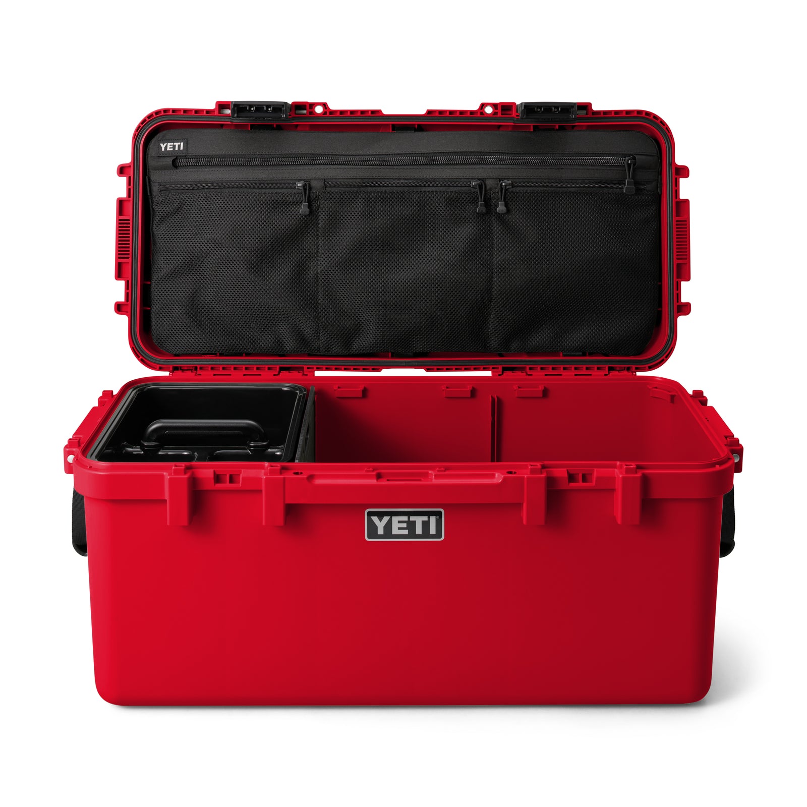 Die YETI® LoadOut GoBox 60 - Rescue Red verfügt über einen geräumigen Innenraum, einen offenen Deckel mit schwarzen Reißverschlussfächern, eine robuste, langlebige Konstruktion und schwarze Griffe zum einfachen Tragen - ideal für die Aufbewahrung und den Transport im Freien.