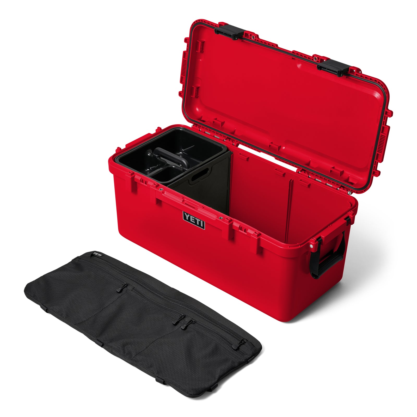 Eine YETI® LoadOut GoBox 60 - Rescue Red liegt offen da und zeigt ihre schwarzen Innenfächer. An der Vorderseite befindet sich eine schwarze Netztasche mit Reißverschluss, und auf jeder Seite des YETI Outdoor-Koffers sind robuste schwarze Griffe zu sehen.