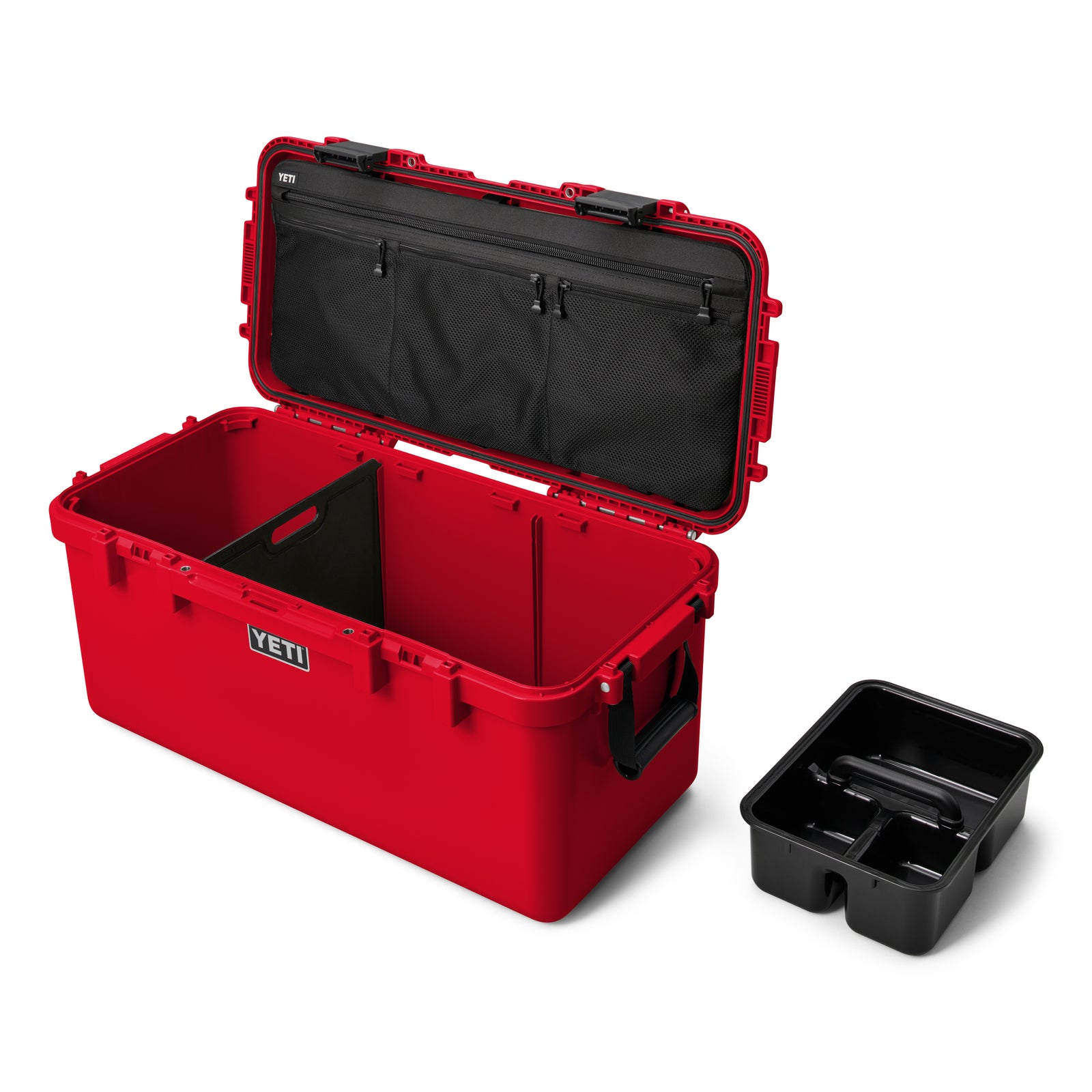Eine geöffnete YETI® LoadOut GoBox 60 in Rescue Red offenbart einen schwarzen Netzorganisator, eine herausnehmbare Trennwand und ein separates schwarzes Fach mit Fächern und Werkzeugen neben dem Outdoor-Ausrüstungskoffer.