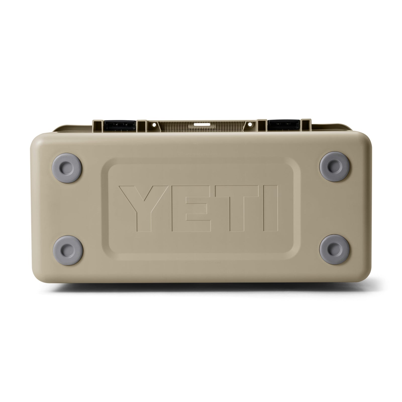 Die YETI® LoadOut GoBox 60 - Tan ist von unten mit vier runden Gummifüßen und einem geprägten YETI-Logo dargestellt. Diese robuste, wasserdichte Box von YETI ist für Langlebigkeit und harte Bedingungen ausgelegt.
