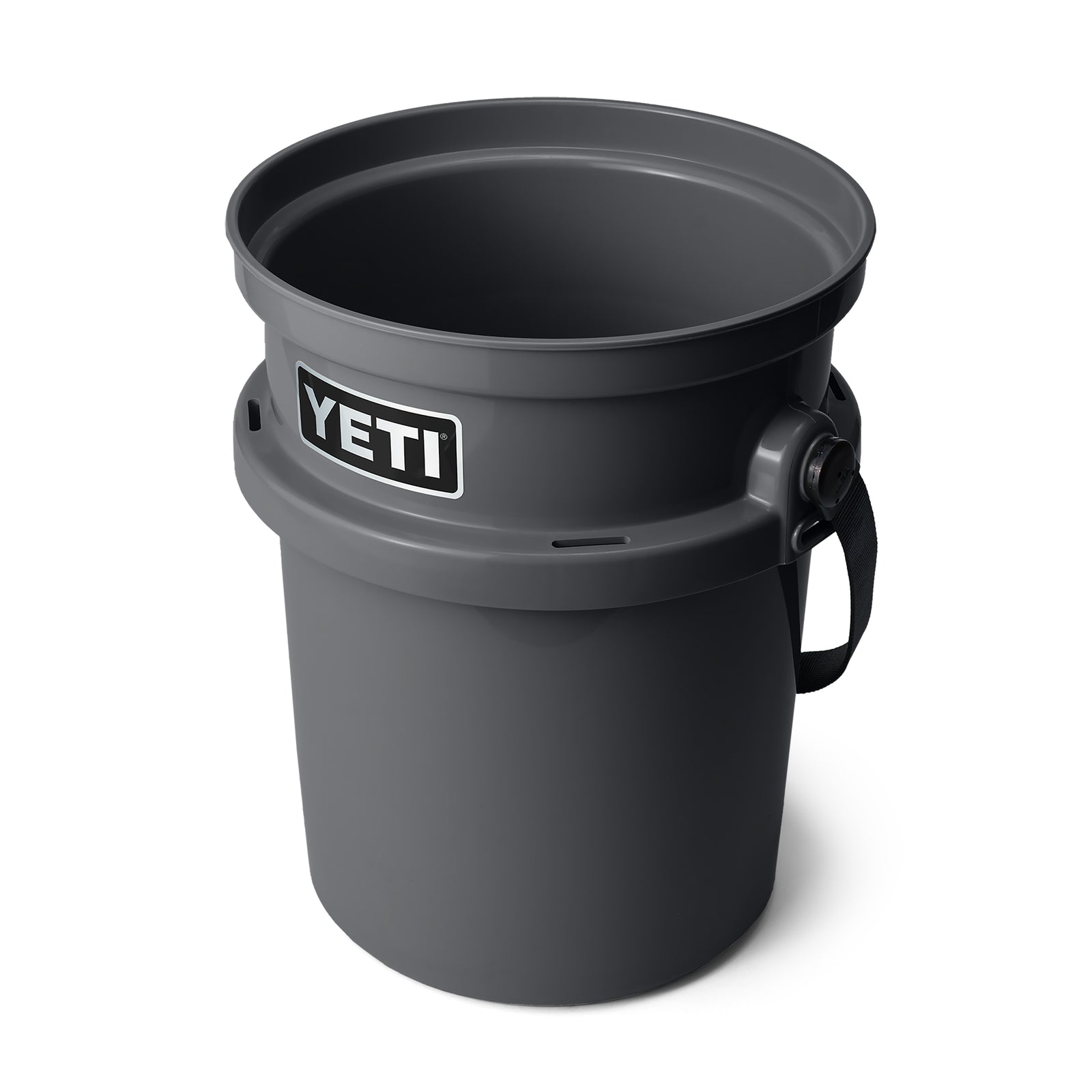 Der YETI® Loadout Eimer 19 Liter in Charcoal hat ein rundes, dunkelgraues Design mit einem schwarzen Griff und einem markanten YETI-Logo - ideal als Outdoor-Eimer für jedes Abenteuer.