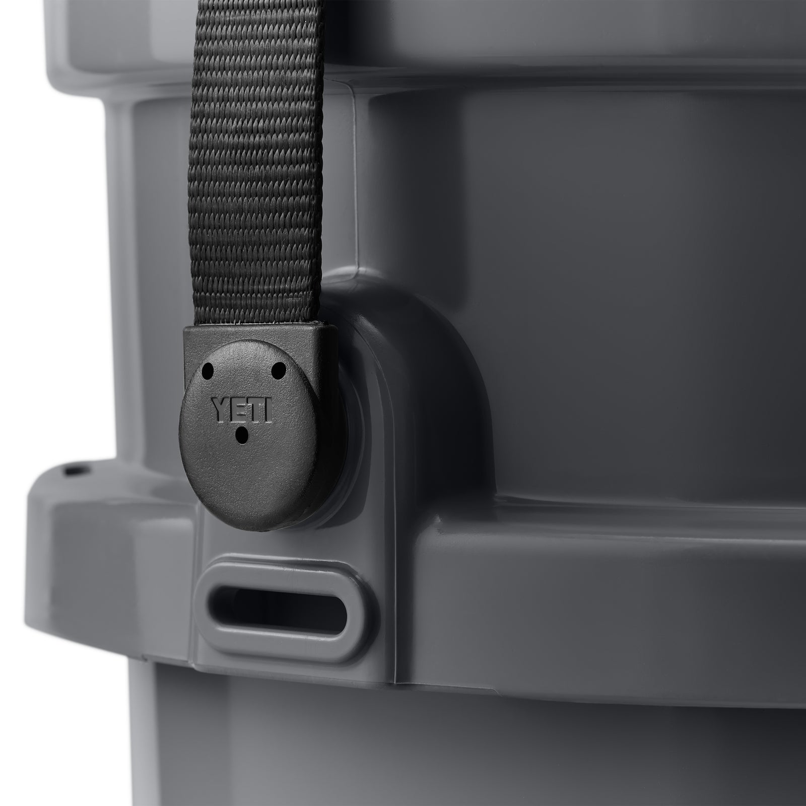 Die Nahaufnahme des YETI® Loadout Eimer 19 Liter in Charcoal zeigt den robusten schwarzen Riemen, die strukturierte Oberfläche und die langlebige Konstruktion - ideal von YETI für den Einsatz im Freien und harte Aufgaben.