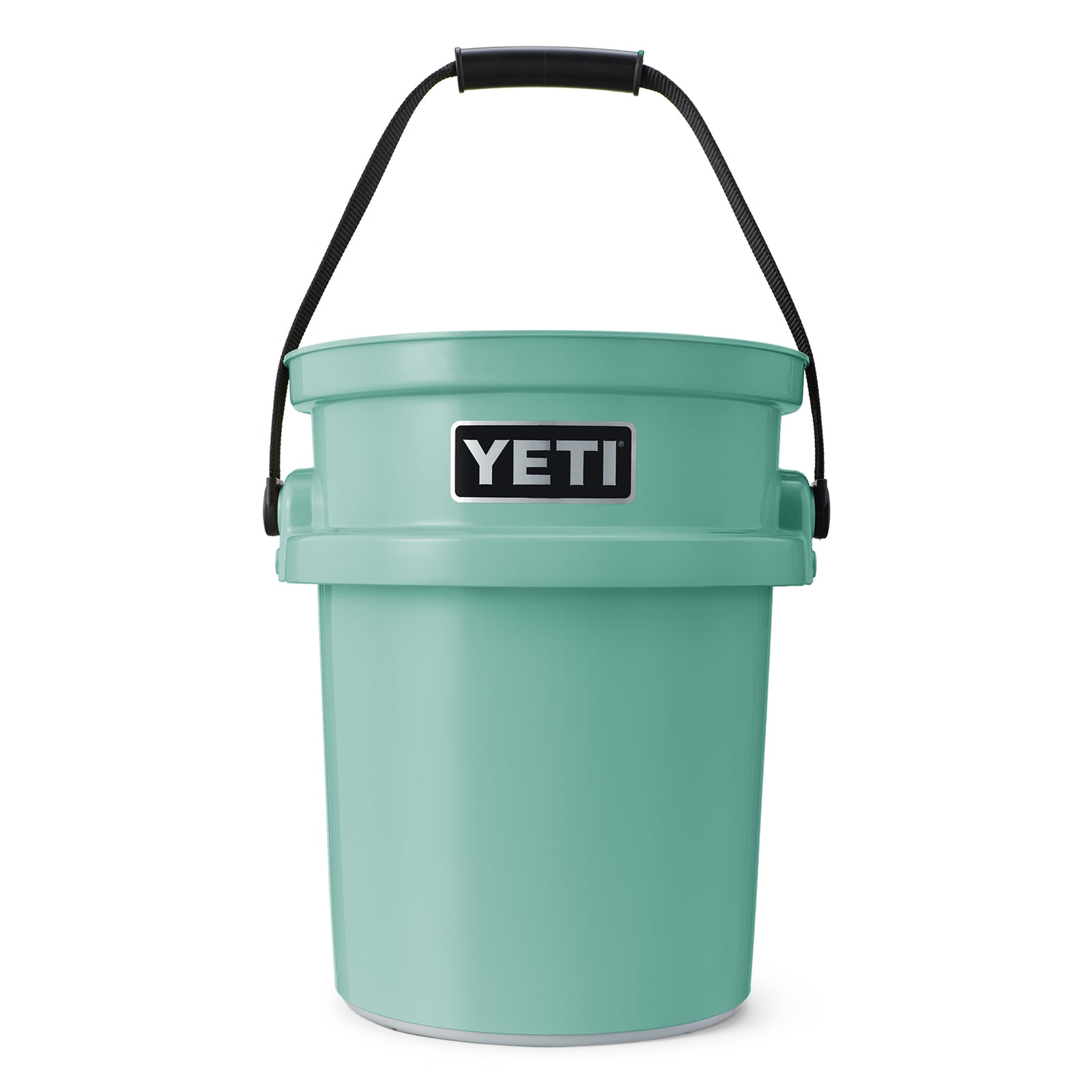 Ein YETI® Loadout Eimer 19 Liter in Seafoam mit einem robusten schwarzen Griff ist auf weißem Hintergrund abgebildet. Der Eimer trägt das markante YETI-Logo und ist damit ein idealer Outdoor-Begleiter für jedes Abenteuer.