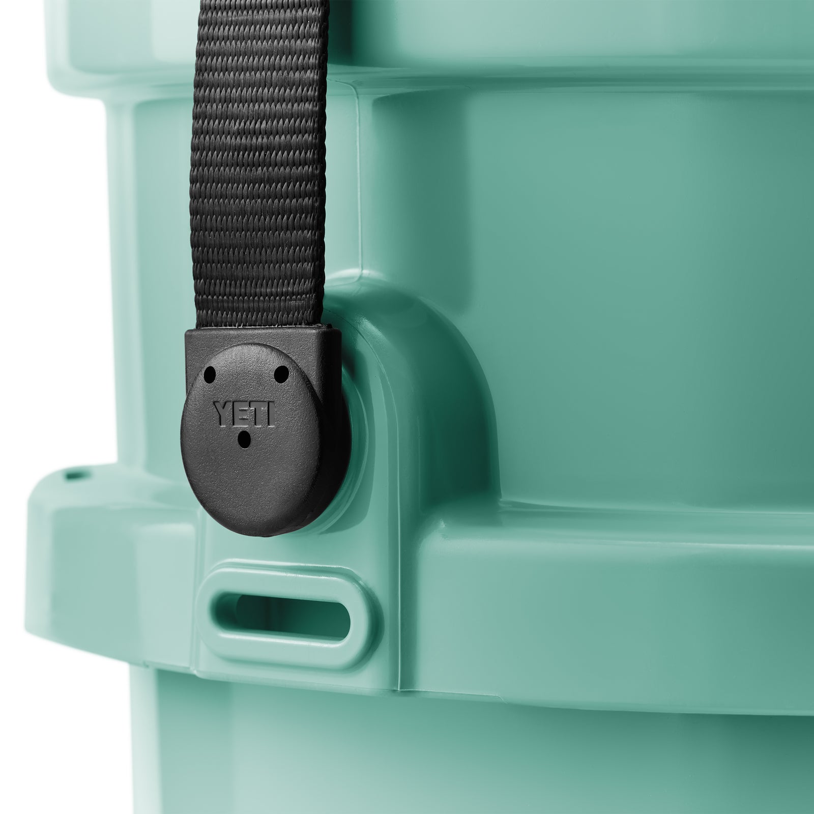 Nahaufnahme des YETI® Loadout Eimer 19 Liter in Seafoam mit schwarzem Riemen und Kunststoffscharnier, das seine robuste Struktur hervorhebt - perfekt für die Kombination mit einem 5-Gallonen-Eimer für Ihre Outdoor-Abenteuer.