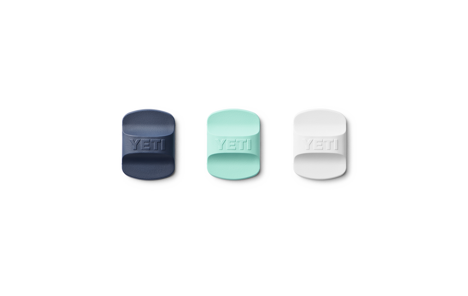 Drei YETI® Magslider Pack Slider in Navy, Seafoam und White werden nebeneinander auf einem schlichten weißen Hintergrund dargestellt.