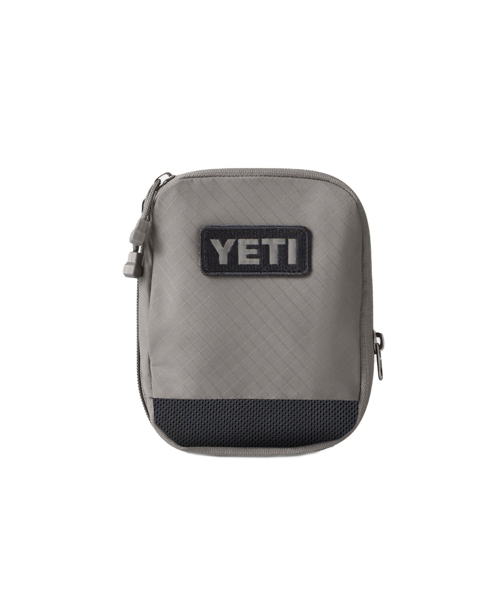 Die YETI® Packtaschen - Crossroads Cubes S in Grau ist ein kleiner, quadratischer Packwürfel mit schwarzem Logoaufnäher, Netzboden und Doppelreißverschluss - ideal als robuste Packtasche für Packwürfel Reisen.