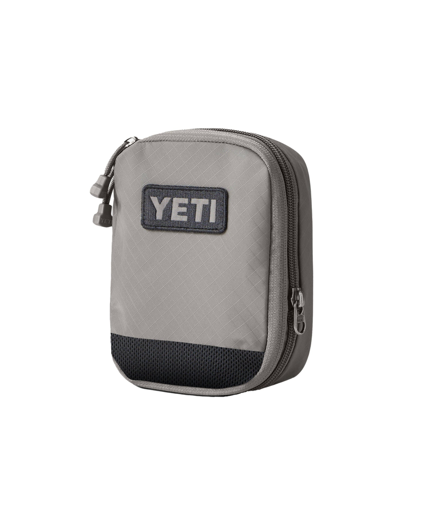 Die YETI® Packtaschen - Crossroads Cubes S - Grey ist ein kleiner, rechteckiger Packwürfel mit Reißverschluss, schwarzer Netztasche auf der Vorderseite und zentriertem YETI Logo - ideal als robuste Packtasche für organisiertes Reisen.