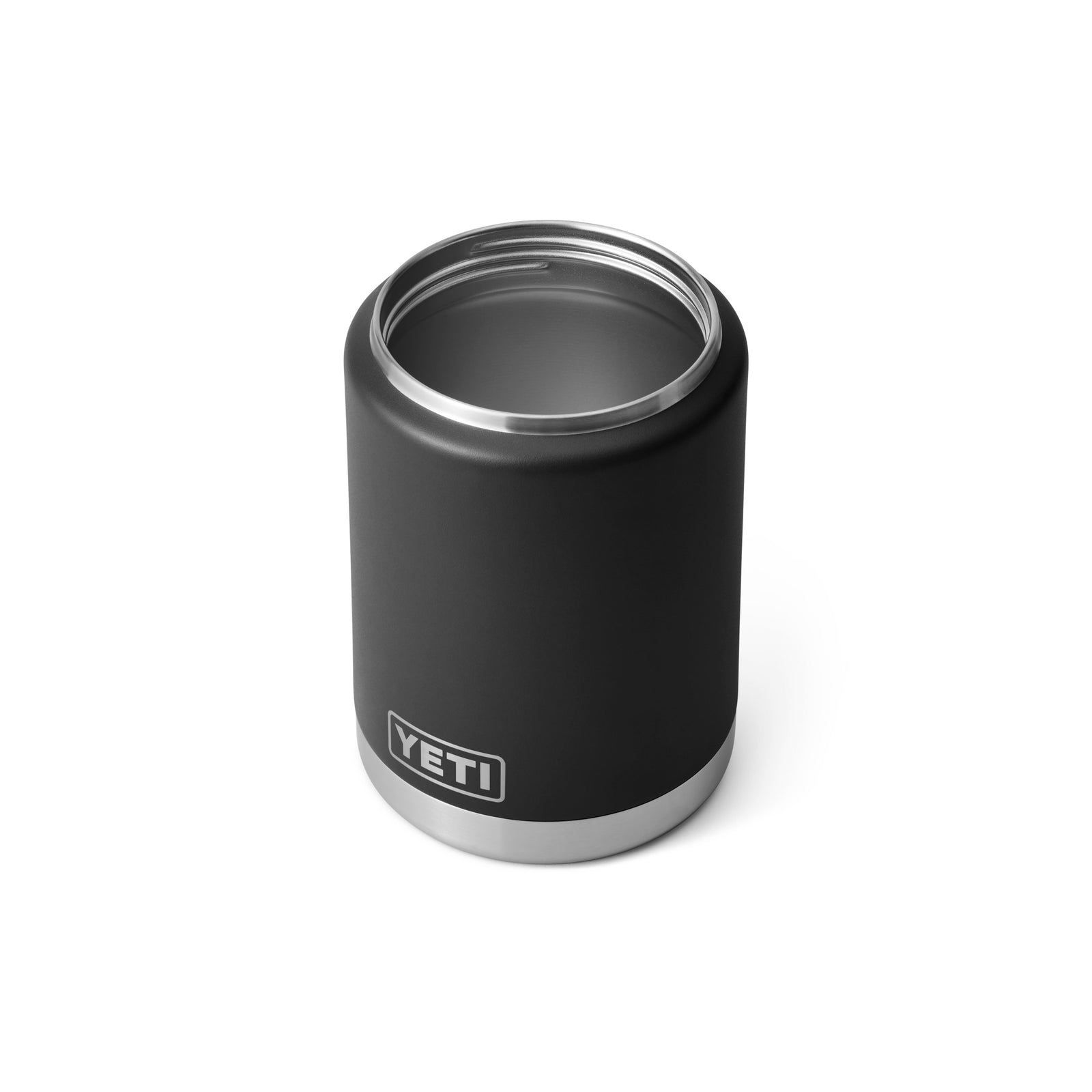 Eine schwarze YETI® Rambler 1/2 Gallone (1,9 l) Kanne mit Edelstahlakzenten und doppelwandiger Isolierung wird aus einer schrägen Draufsicht vor einem weißen Hintergrund dargestellt.