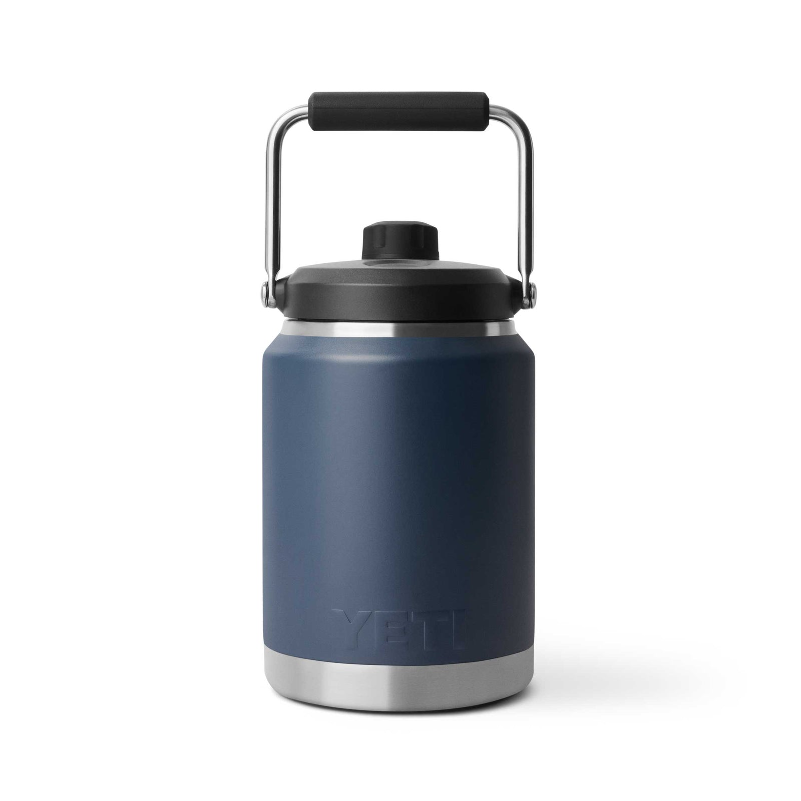 Die YETI® Rambler 1/2 Gallone (1,9 l) Kanne in Navy mit Doppelwandisolierung, schwarzem Deckel, silbernem Boden und robustem Metallgriff mit schwarzem Griff steht aufrecht vor weißem Hintergrund.
