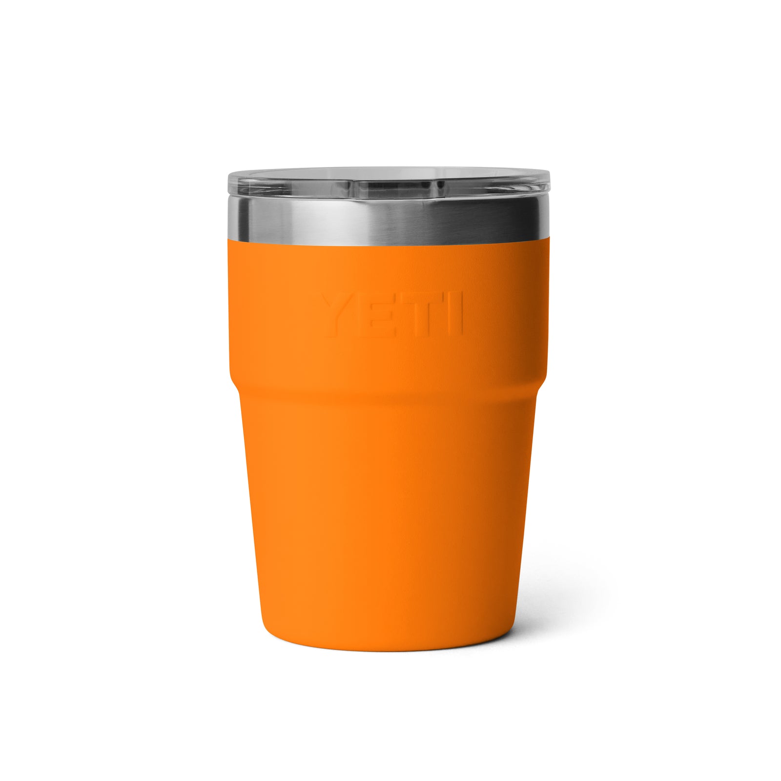 Der YETI® Rambler 16 Oz Stapelbarer Becher - King Crab ist ein Edelstahlbecher mit einem orangefarbenen matten Finish, klarem Deckel, geprägtem YETI-Logo und Vakuumisolierung, um Getränke heiß oder kalt zu halten. Abgebildet aufrecht vor einem weißen Hintergrund.
