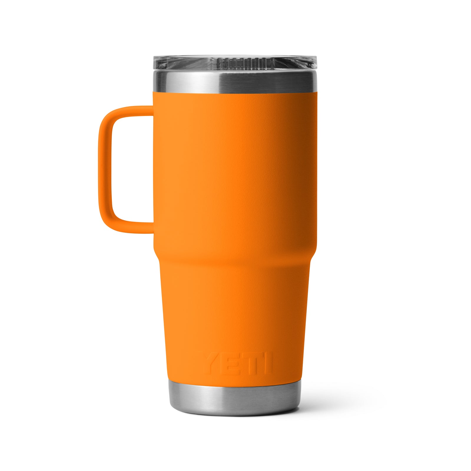 Der YETI® Rambler 20 Oz Reisebecher - King Crab, ein leuchtend orangefarbener Reisebecher mit Henkel, Edelstahlboden, klarem Kunststoffdeckel und doppelwandiger Vakuumisolierung von YETI, ist aufrecht auf weißem Hintergrund abgebildet.