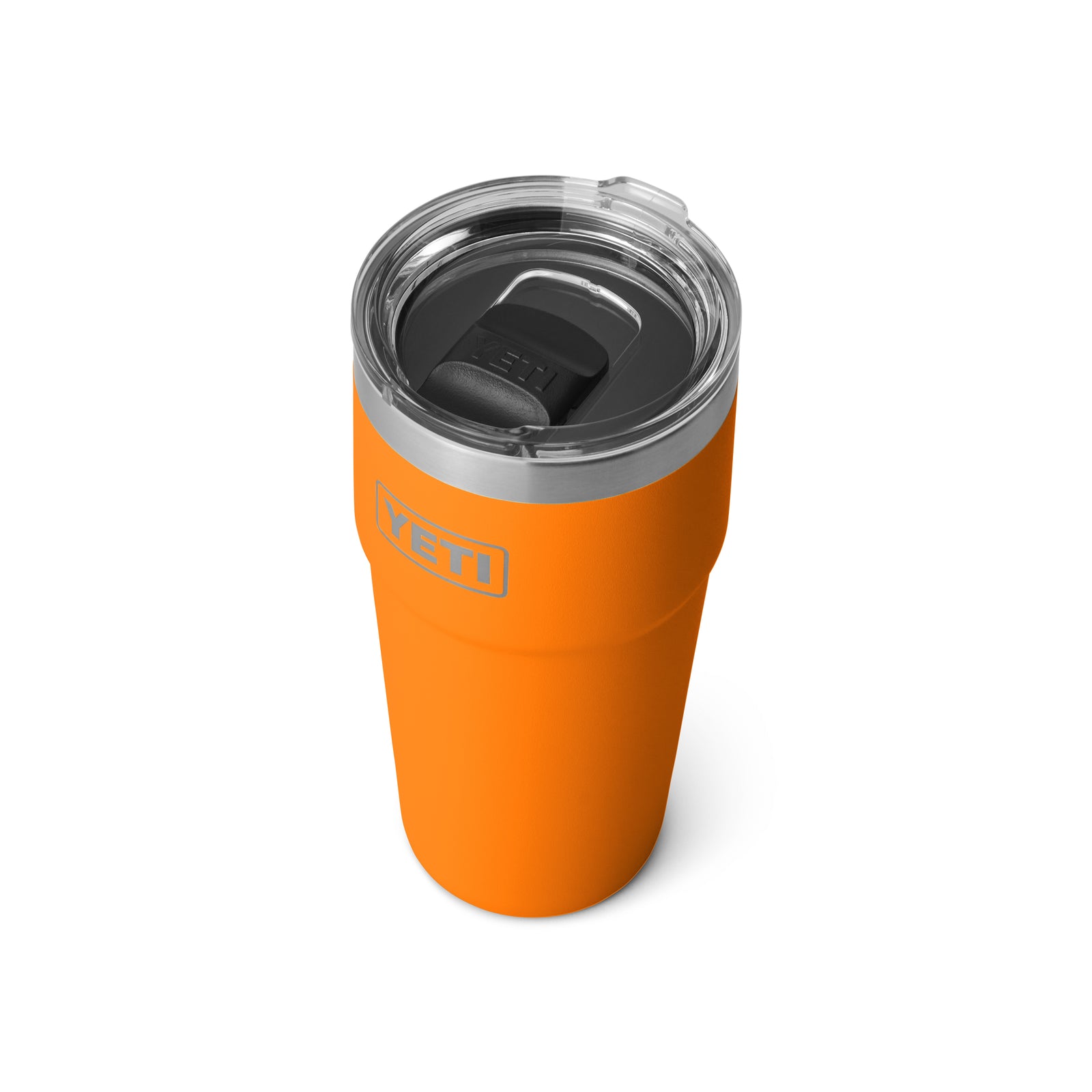 Der YETI® Rambler 20 Oz Stapelbarer Becher - King Crab ist ein leuchtend oranger Becher mit klarem, auslaufsicherem Deckel und schwarzem Schiebeverschluss, mit doppelwandiger Vakuumisolierung, abgebildet auf weißem Hintergrund.