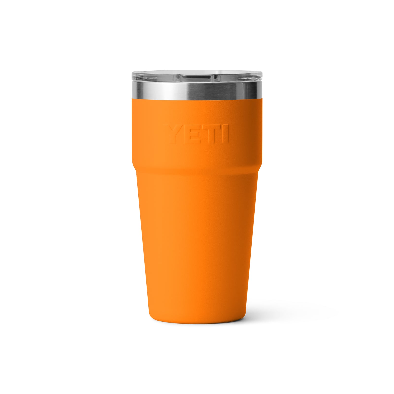 Der YETI® Rambler 20 Oz Stapelbarer Becher - King Crab ist ein leuchtend oranger, doppelwandig vakuumisolierter Becher mit Edelstahlrand und Klarsichtdeckel. Das eingeprägte YETI Logo ist an der Seite sichtbar, vor weißem Hintergrund inszeniert.