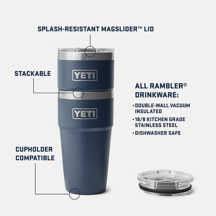 Zwei marineblaue YETI® Rambler 20 Oz Stapelbarer Becher sind gestapelt und zeigen ihr stapelbares Design, den spritzwassergeschützten MagSlider-Deckel, die Kompatibilität mit Becherhaltern und einen separaten Deckel neben diesen isolierten Edelstahlbechern.