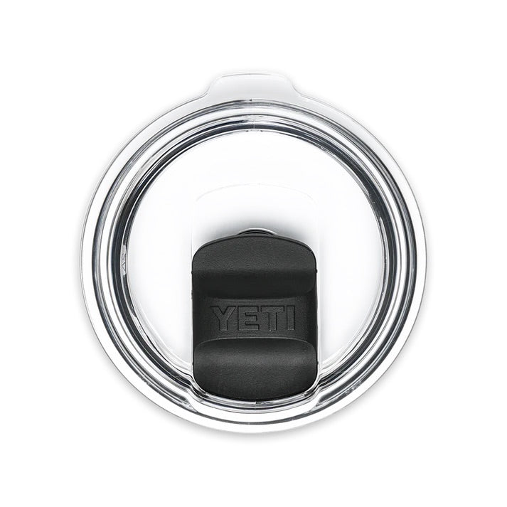 Ein durchsichtiger, runder YETI-Deckel mit einem schwarzen Magnetschieber in geschlossener Position ist von oben auf weiß abgebildet. Entworfen für den YETI® Rambler 20 Oz Stapelbarer Becher - Navy, auf dem Schieber ist "YETI" eingeprägt.