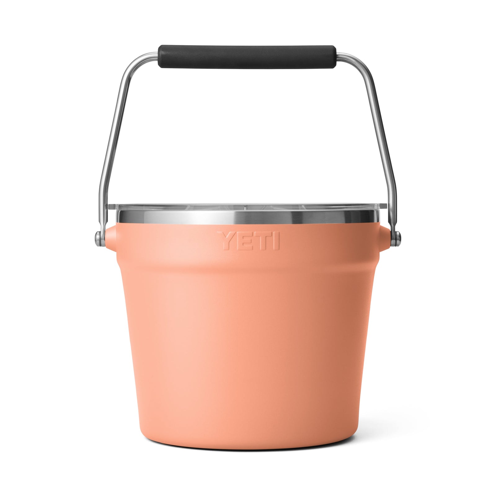 Der YETI® Rambler® 7,6-Liter-Getränkekübel in Lowcountry Peach verfügt über einen Metallgriff, einen Edelstahlrand und das seitlich eingeprägte YETI-Logo auf weißem Hintergrund in einem schlanken, modernen Design.