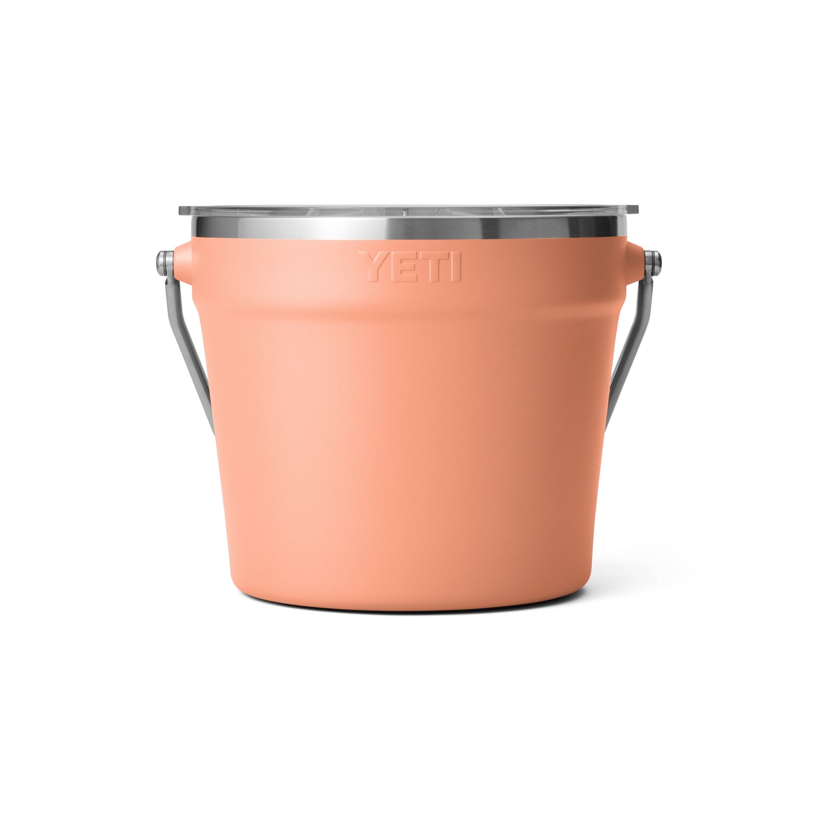 Der YETI® Rambler® 7,6 Liter Getränkekübel in Lowcountry Peach mit doppelwandiger Vakuumisolierung, Edelstahlrand und Metallgriff ist hier vor einem weißen Hintergrund abgebildet.