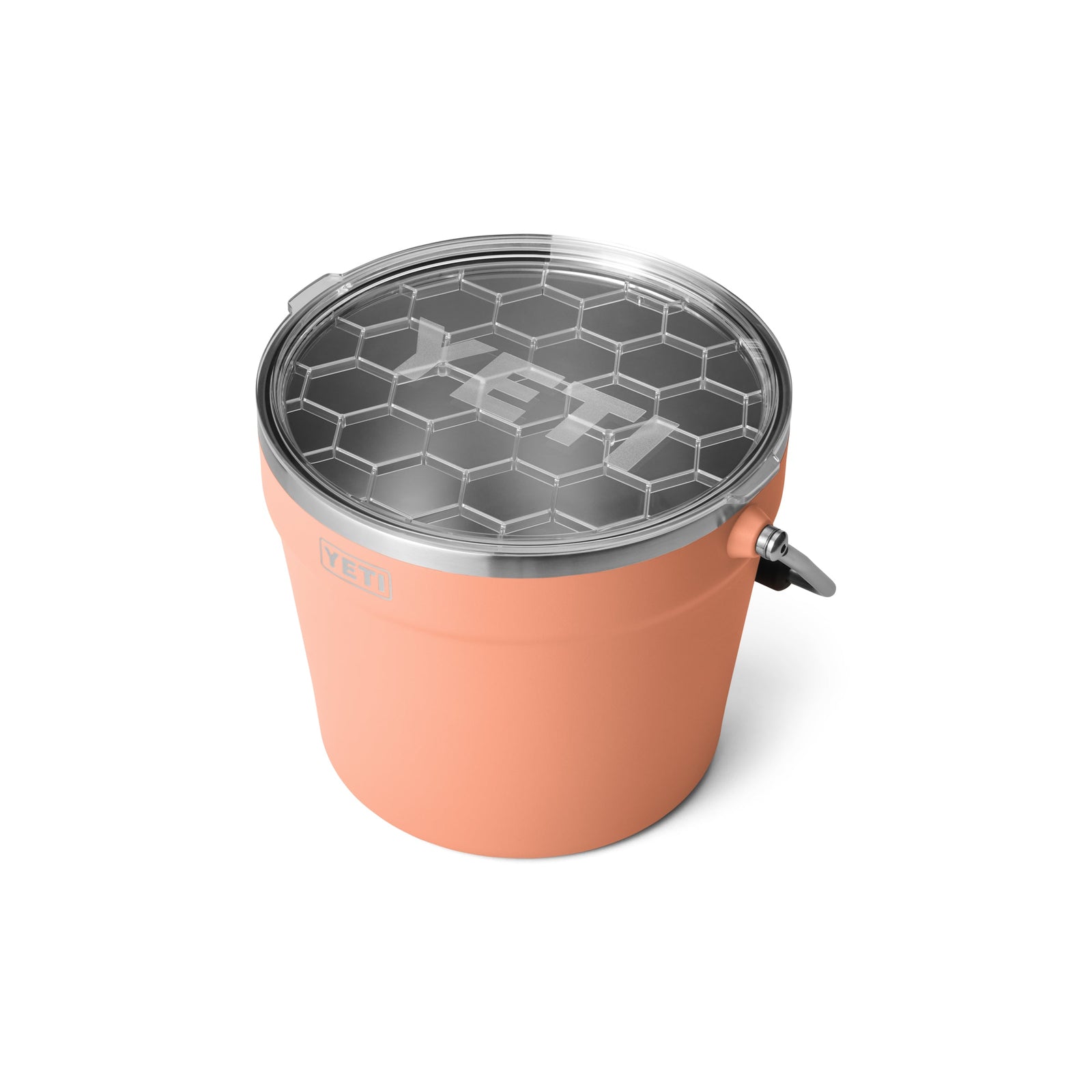 Der YETI® Rambler® 7,6 Liter Getränkekübel in Lowcountry Peach mit durchsichtigem Sechseck-Deckel und Metallgriff ist vor weißem Hintergrund abgebildet und eignet sich dank seiner doppelwandigen Vakuumisolierung perfekt als Getränkekühler.
