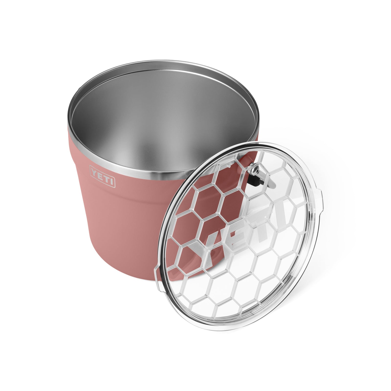 Der YETI® Rambler® 7,6-Liter-Getränkekübel in Sandstone Pink von YETI ist mit seinem Edelstahl-Innenraum und dem seitlich angebrachten, durchsichtigen Deckel mit Sechseck-Muster abgebildet.