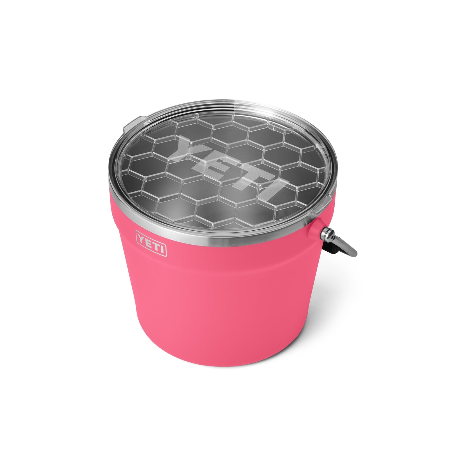 Der YETI® Rambler® 7,6-Liter-Getränkekübel in Tropical Pink verfügt über eine matte Oberfläche, einen Edelstahlgriff und einen transparenten Deckel mit Sechseckmuster und YETI-Branding auf weißem Hintergrund.