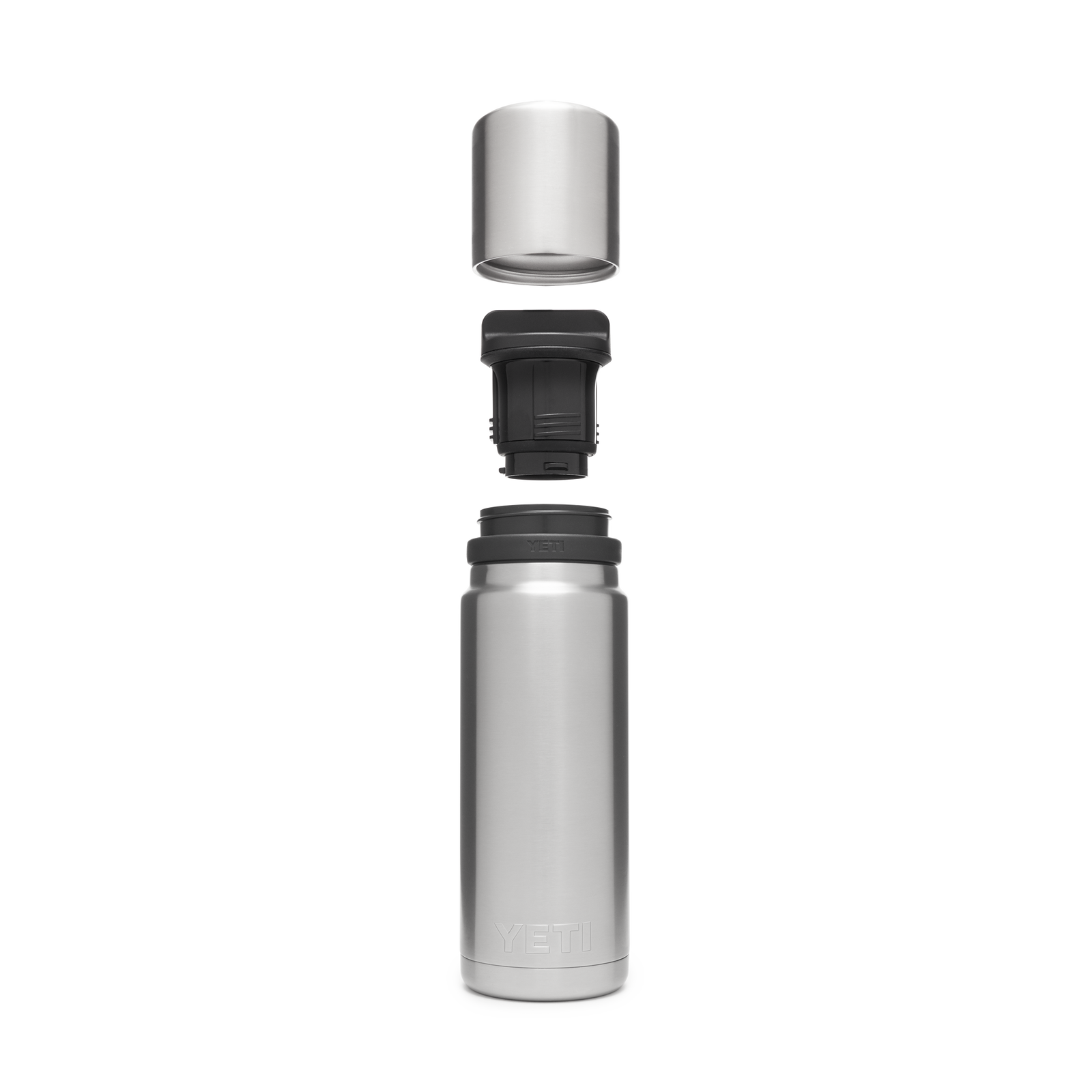 Die YETI® Rambler Bottle with a Cup Cap von YETI ist vertikal auf einem schlichten weißen Hintergrund abgebildet. Der auslaufsichere Deckel und die innere Kappe sind getrennt und hängen über der Edelstahlflasche.