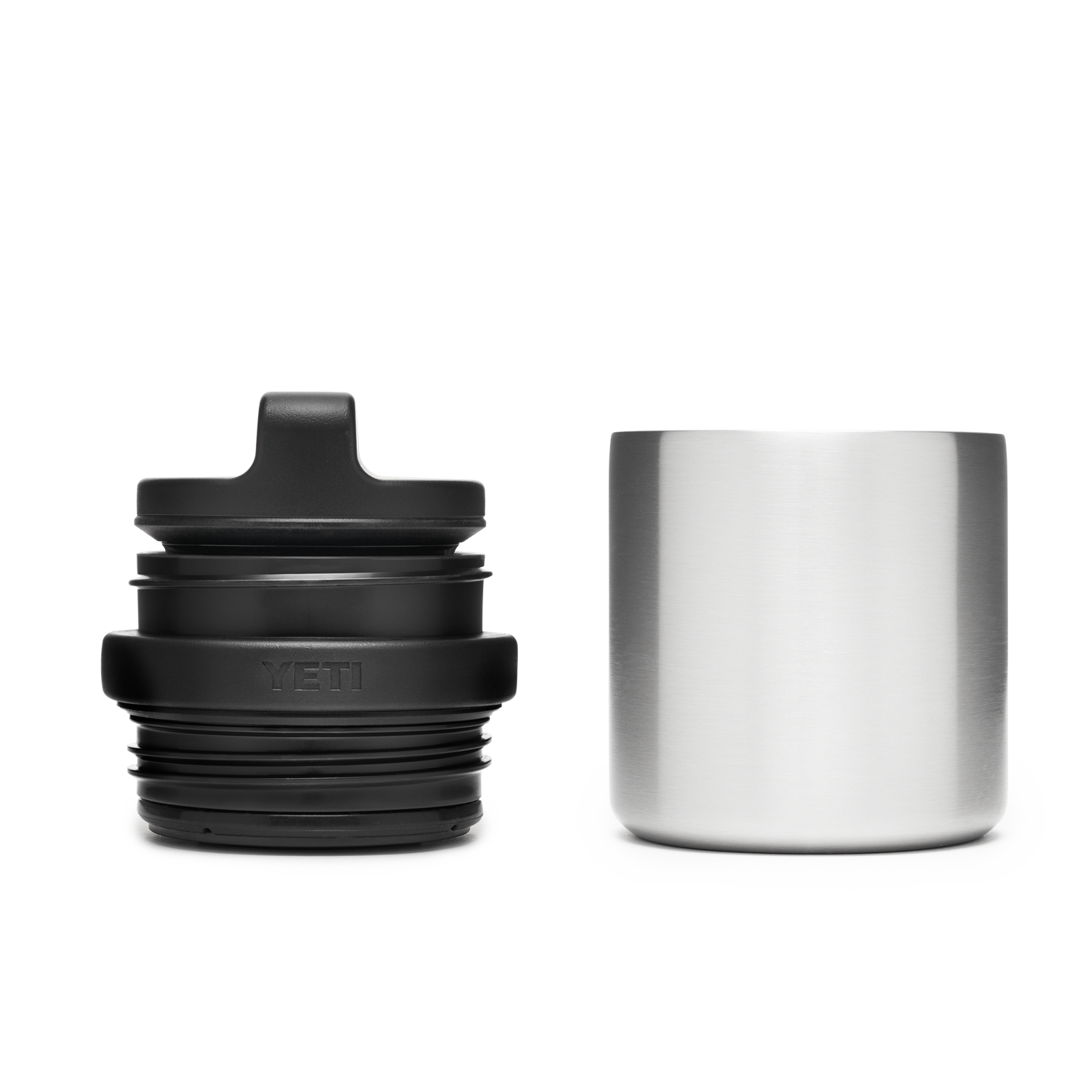 Der YETI® Rambler Bottle Cup Cap mit Flip-Deckel sitzt neben einem Isolierbecher auf weißem Hintergrund. Sein auslaufsicheres Design sorgt dafür, dass nichts verschüttet wird, und macht ihn zum idealen Begleiter für Ihren doppelwandigen Isolierbecher.