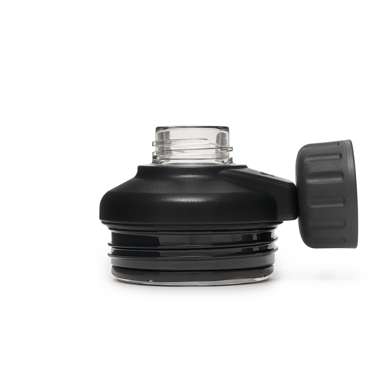 Eine Nahaufnahme der schwarzen YETI® Rambler Bottle Magdock Cap aus Kunststoff mit einer klaren, offenen Tülle und einem seitlich angebrachten Scharnierdeckel, isoliert auf weißem Hintergrund - kompatibel mit YETI-Flaschen.