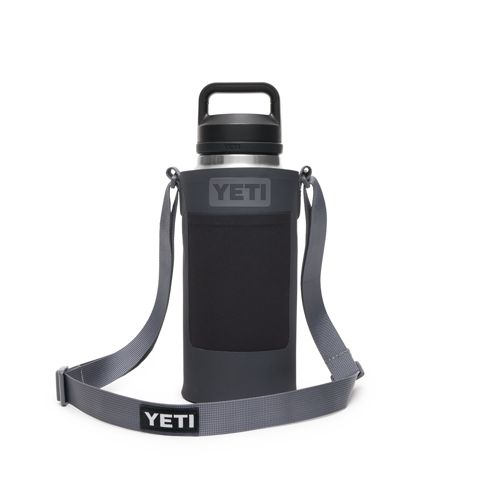 Eine YETI-Trinkflasche aus Edelstahl mit schwarzem Griffdeckel wird mit der YETI® Rambler Bottle Sling Large in Charcoal mit verstellbarem grauem Schultergurt vor einem schlichten weißen Hintergrund kombiniert.