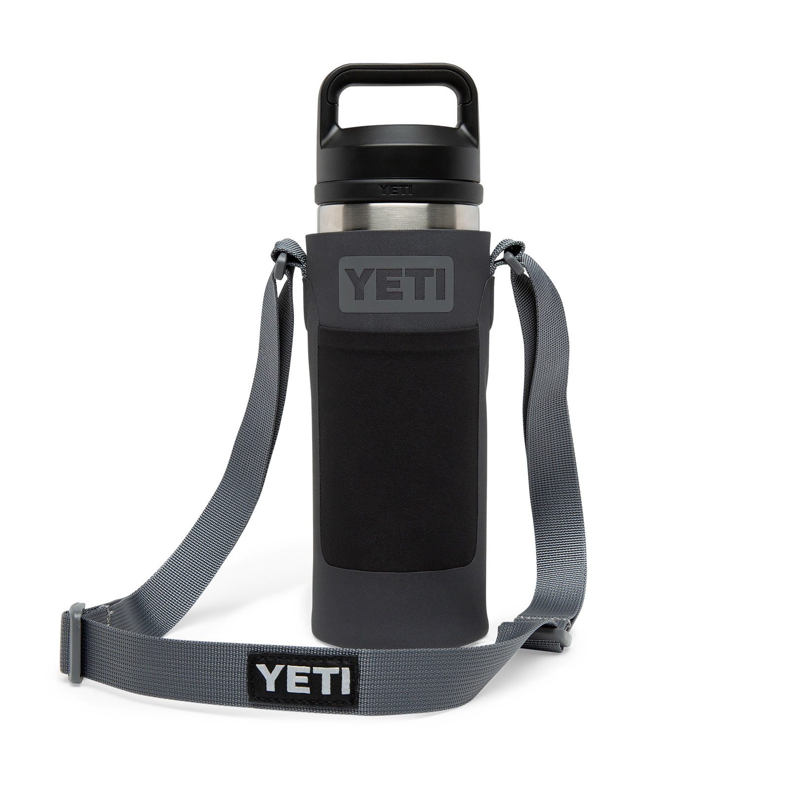 Die YETI® Rambler Bottle Sling Small in Charcoal mit verstellbarem Schultergurt hält eine YETI-Wasserflasche mit schwarzem Deckel auf weißem Hintergrund.
