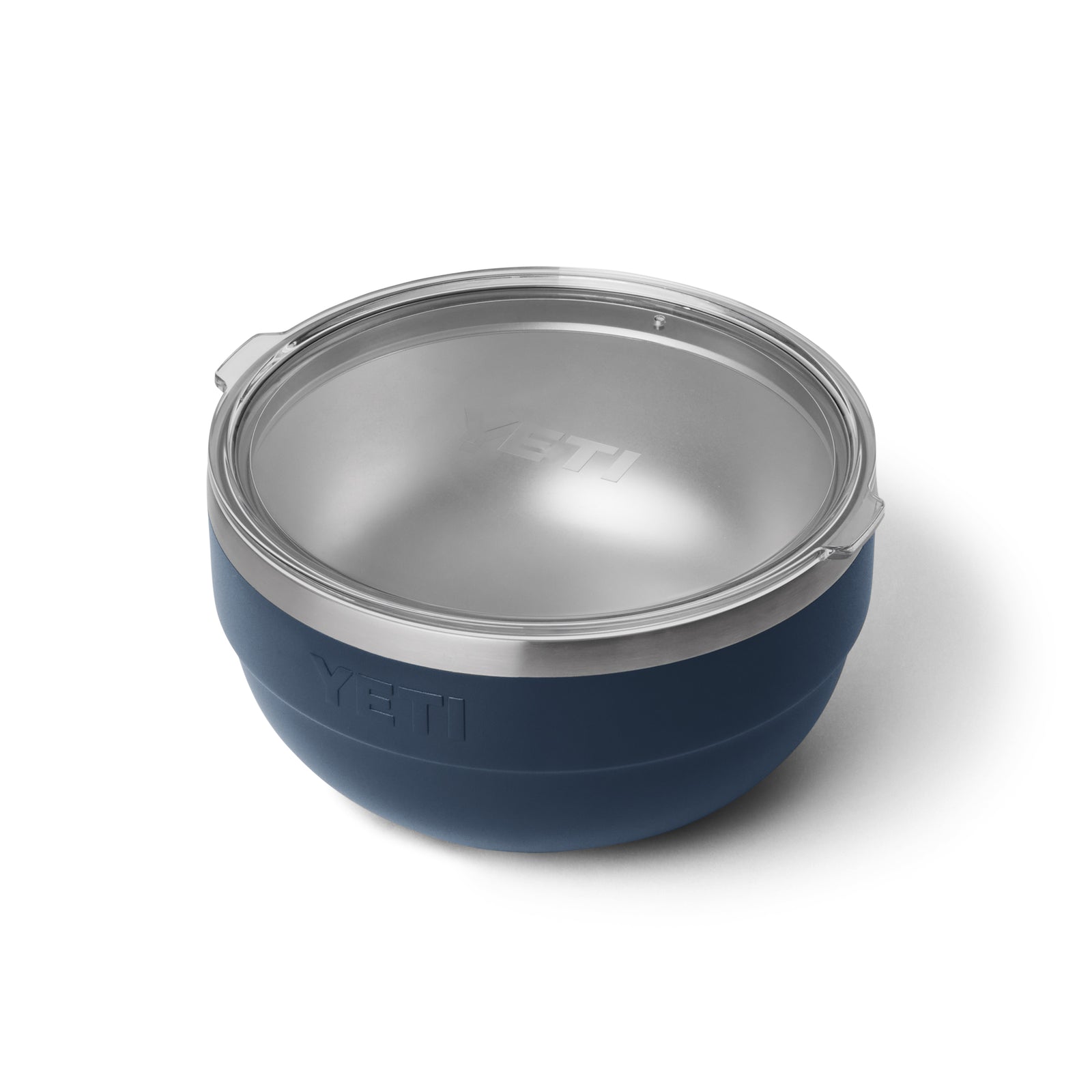 Die YETI® Rambler Bowl Medium in Navy von YETI ist aus rostfreiem Stahl gefertigt, hat eine doppelwandige Vakuumisolierung, einen durchsichtigen Kunststoffdeckel und ist auf einem weißen Hintergrund abgebildet.