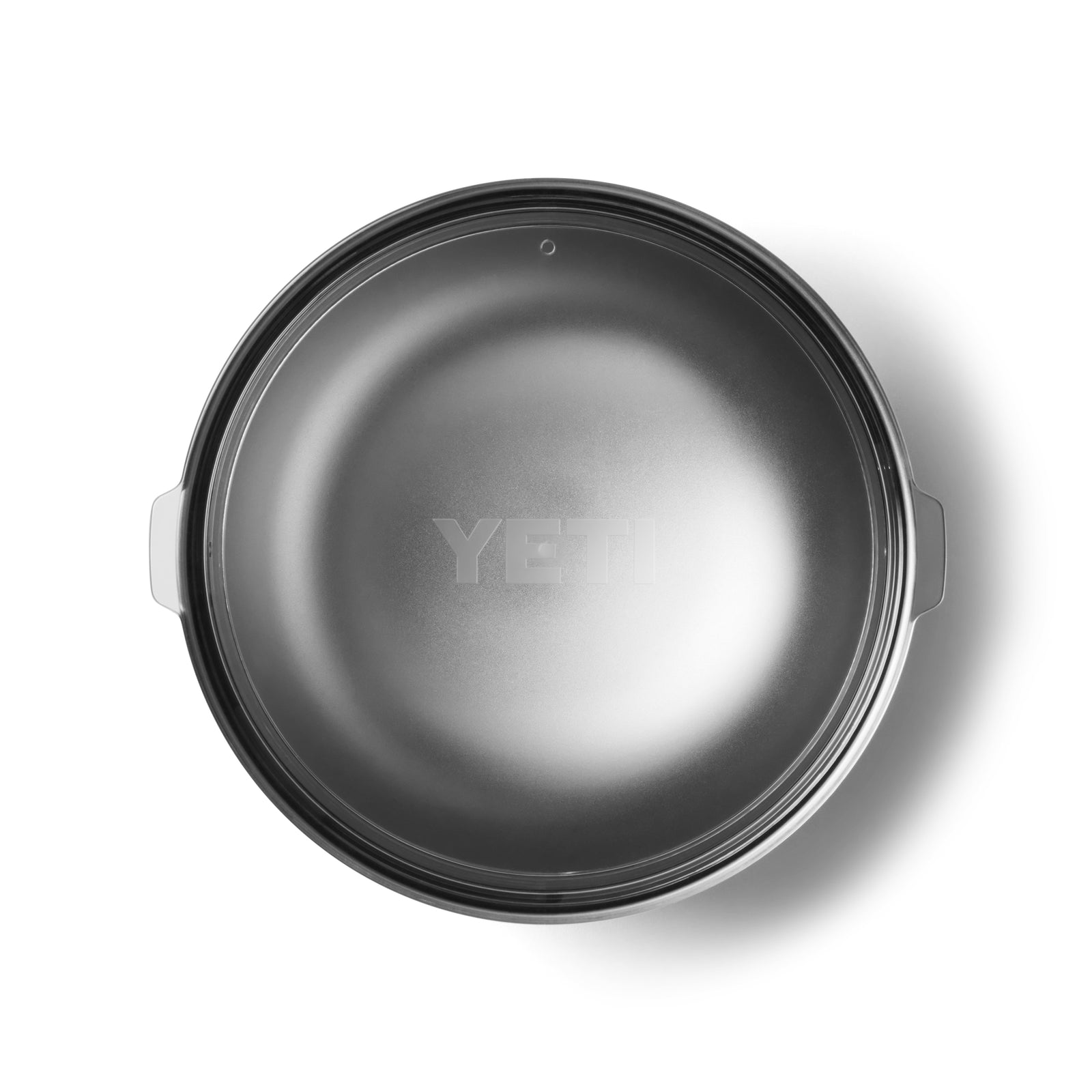 Ansicht von oben auf eine leere, runde YETI® Rambler Bowl Medium - Navy mit zwei seitlichen Griffen. Das schwache YETI-Logo erscheint auf der unteren Innenseite, und der 18/8-Edelstahl ruht auf einem weißen Hintergrund.