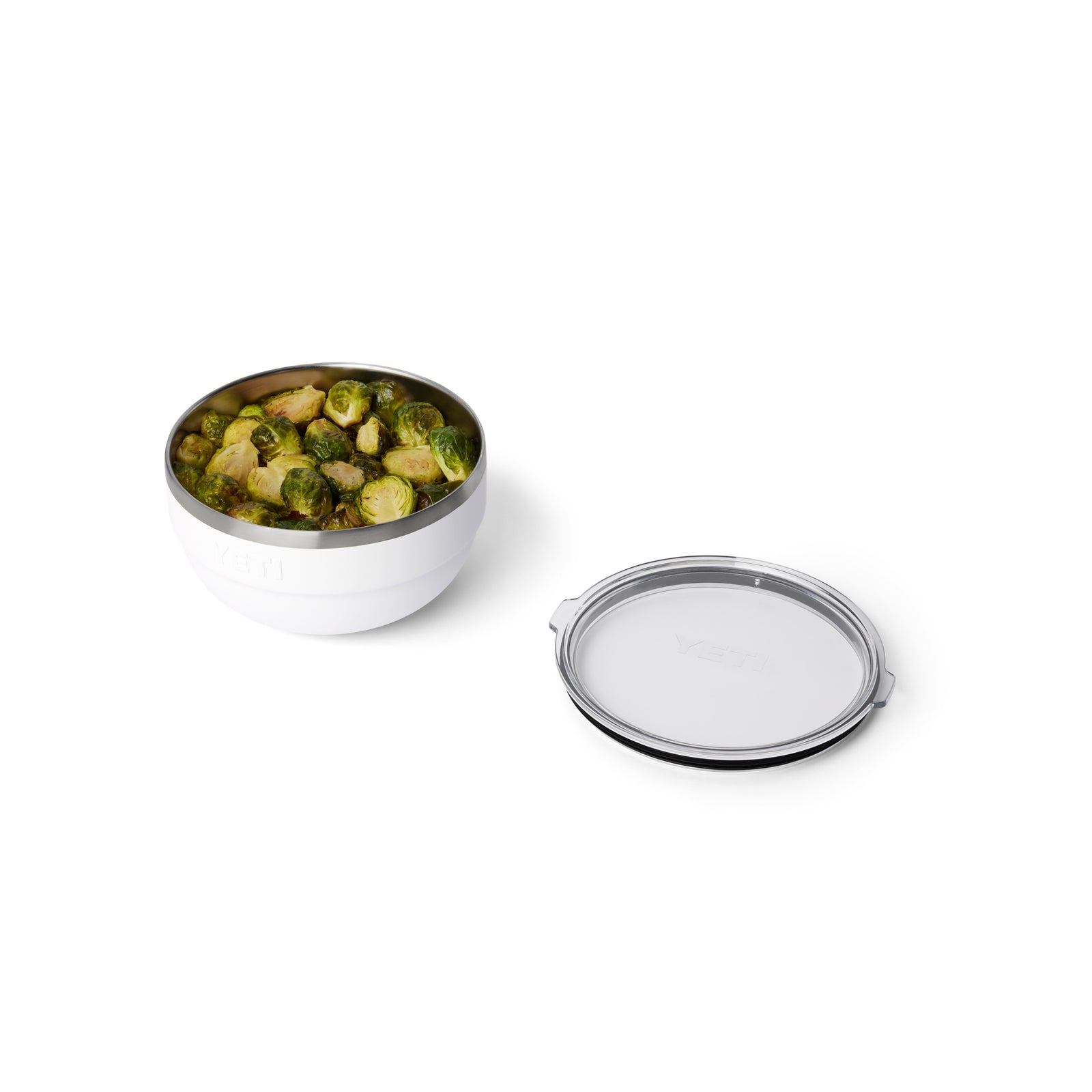 Die mittelgroße weiße YETI® Rambler Bowl von YETI fasst gekochten Rosenkohl neben dem durchsichtigen Deckel und zeichnet sich durch robusten 18/8 Edelstahl und doppelwandige Vakuum-Isolierung aus, um den Inhalt frisch zu halten.