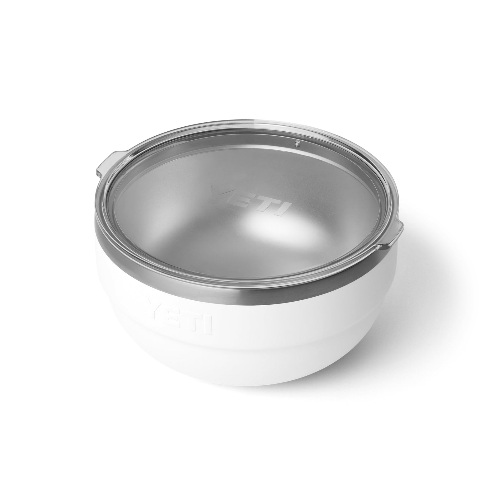 Die YETI® Rambler Bowl Medium - White von YETI besteht aus 18/8-Edelstahl mit doppelwandiger Vakuumisolierung, einem durchsichtigen Deckel und einer mattweißen Oberfläche mit eingeprägtem Yeti-Logo an der Seite und auf dem Deckel.