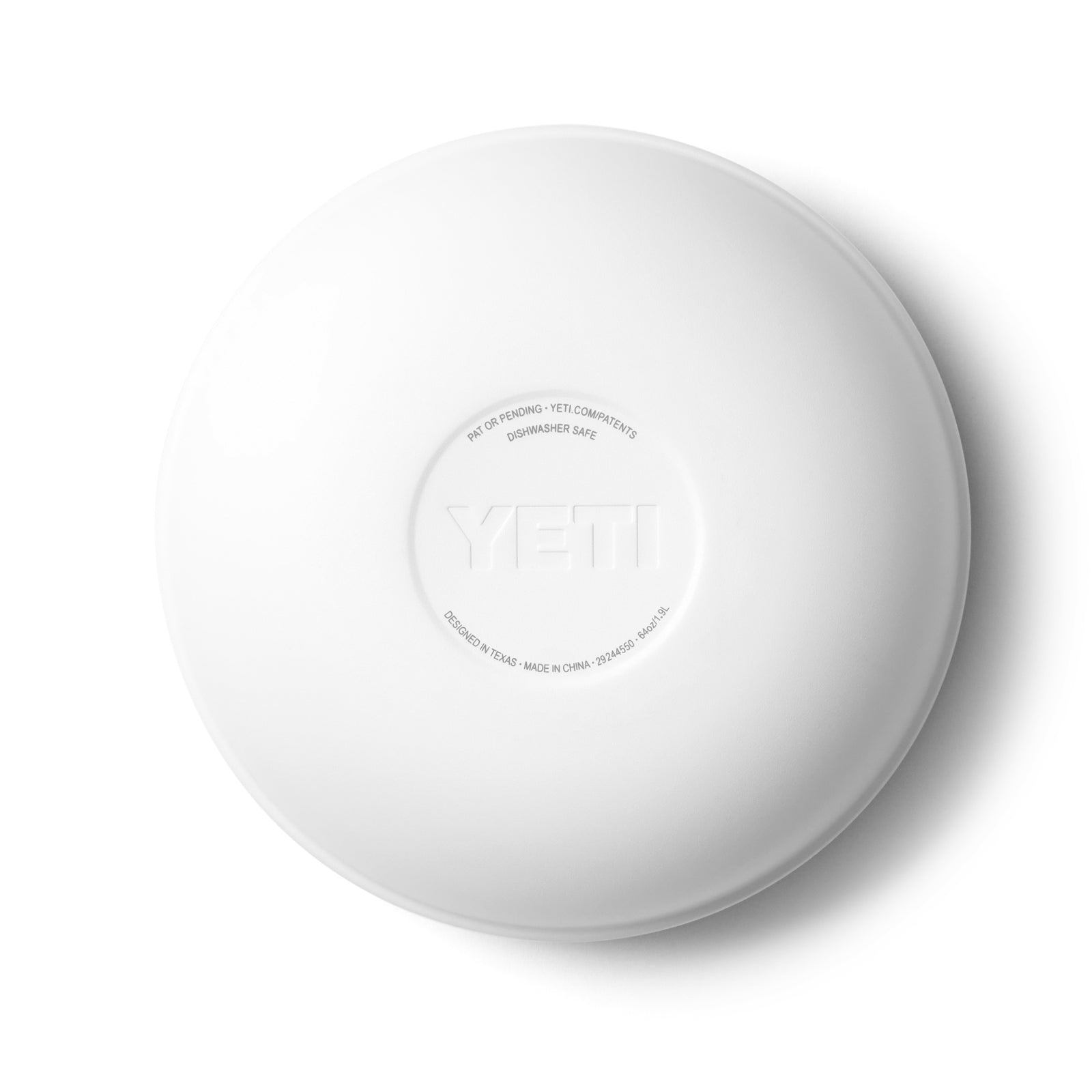 Die Draufsicht auf die YETI® Rambler Bowl Medium in Weiß mit dem geprägten YETI-Logo in der Mitte zeigt das schlanke Design und die robuste Konstruktion aus 18/8-Edelstahl vor einem weißen Hintergrund.