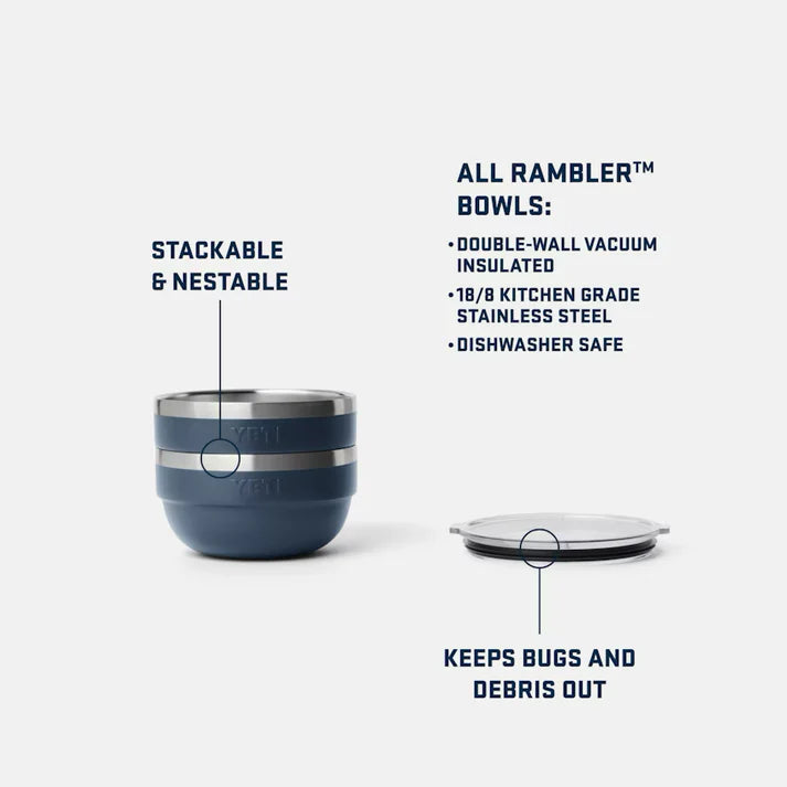 Links sind zwei Navy YETI® Rambler Bowl Smalls gestapelt, rechts steht eine einzelne Schale mit klarem Deckel. Stapelbar, doppelwandige Vakuum-Isolation aus Edelstahl, spülmaschinenfest-der Deckel schützt vor Insekten & Schmutz.