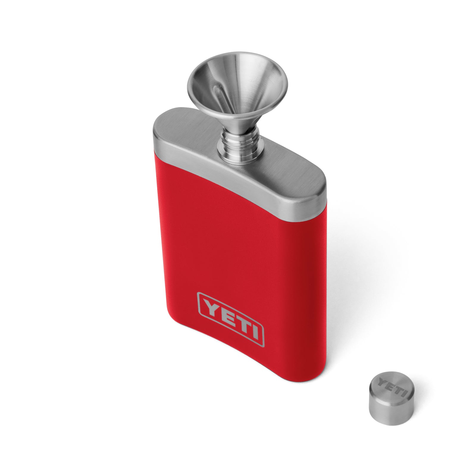 Eine YETI® Rambler Flask - Rescue Red aus 18/8 Edelstahl mit Edelstahl-Deckel steht auf weißem Hintergrund. Ein Metalltrichter steckt in der Öffnung, der Verschluss liegt daneben - perfekt für Outdoor-Abenteuer.