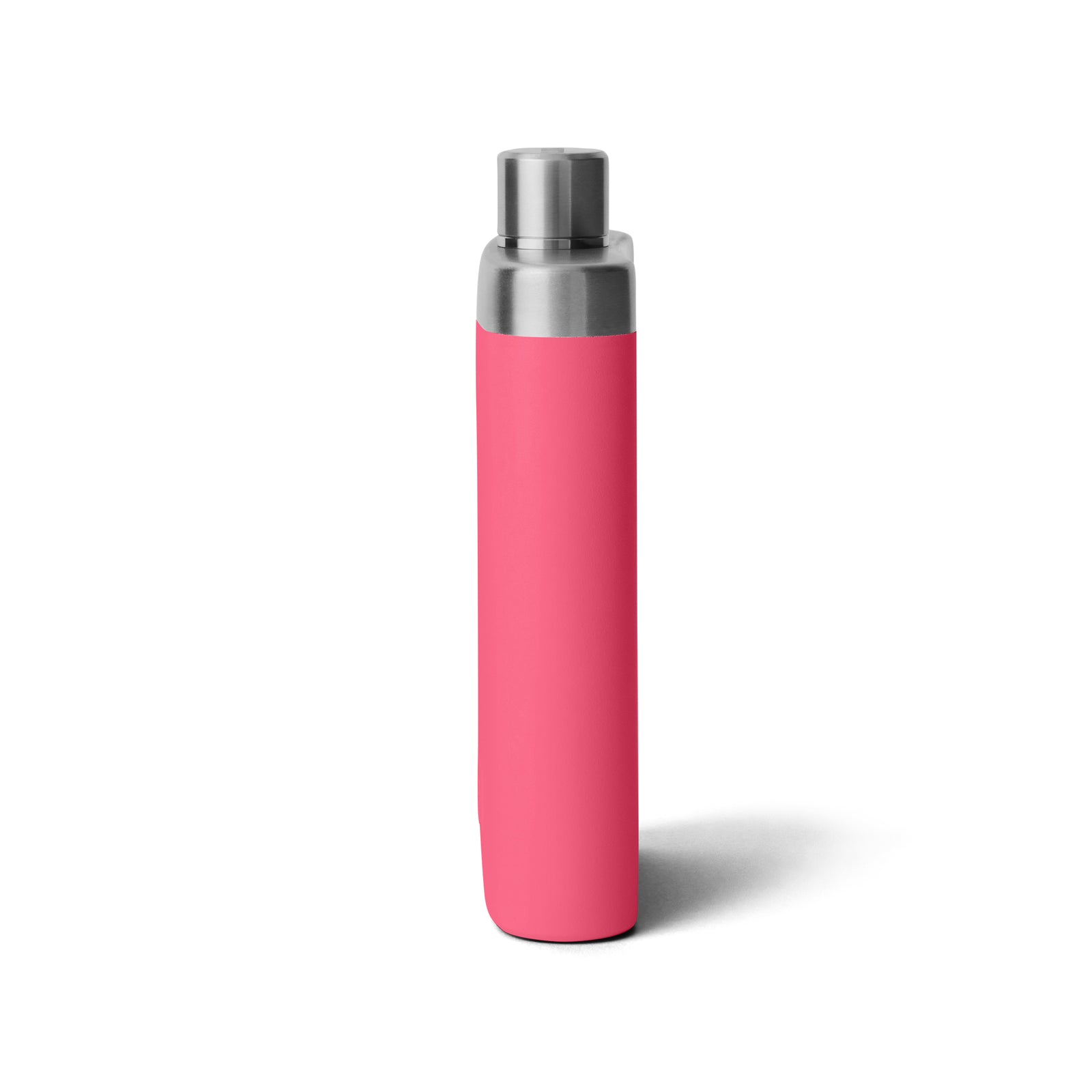 Die YETI® Rambler Flask von YETI ist aus 18/8-Edelstahl gefertigt, hat ein tropisches Pink und einen silbernen Schraubdeckel. Sie steht aufrecht auf einem weißen Hintergrund mit einem schwachen Schatten auf der rechten Seite.