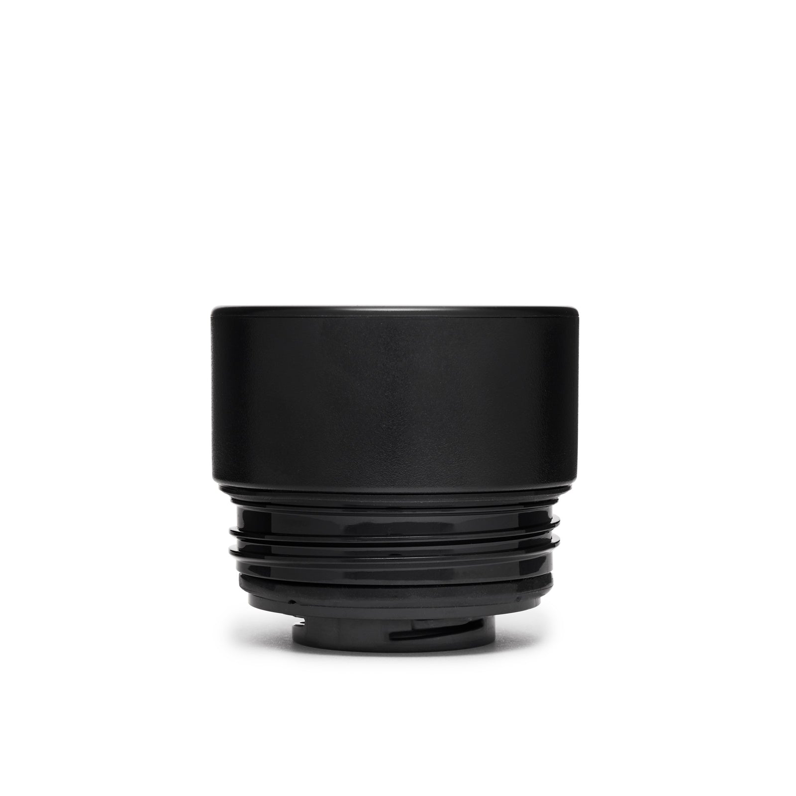 Der YETI® Rambler HotShot™ Deckel für Flaschen von YETI ist ein schwarzer, zylindrischer Kunststoff-Flaschenverschluss mit Gewinderillen und Isolierfunktion, dargestellt auf weißem Hintergrund.