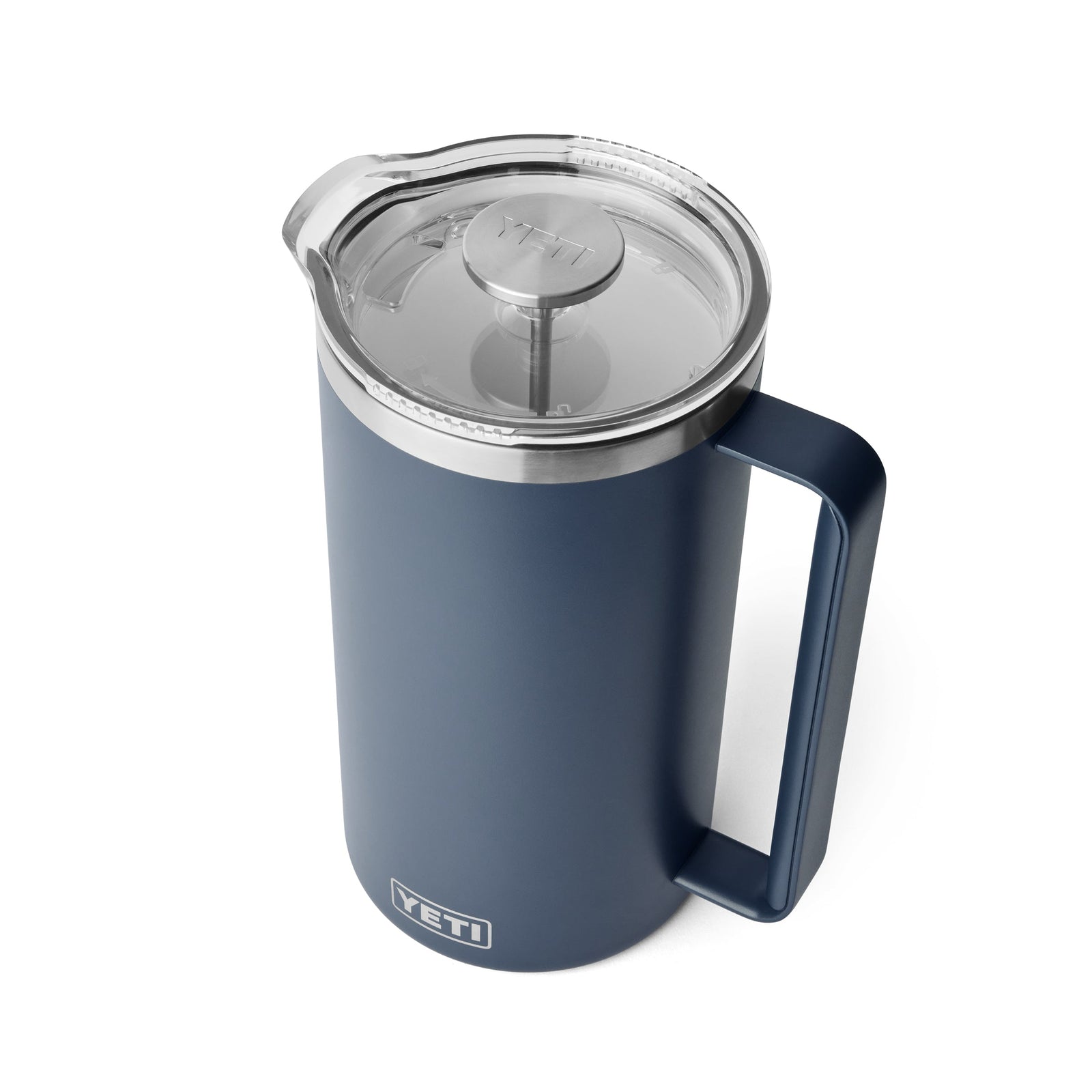 Der YETI® Rambler Pitcher 64 Oz in Navy ist ein vakuumisolierter Edelstahlkrug mit einem durchsichtigen Deckel und einem großen Griff, der das YETI-Logo am Boden trägt.
