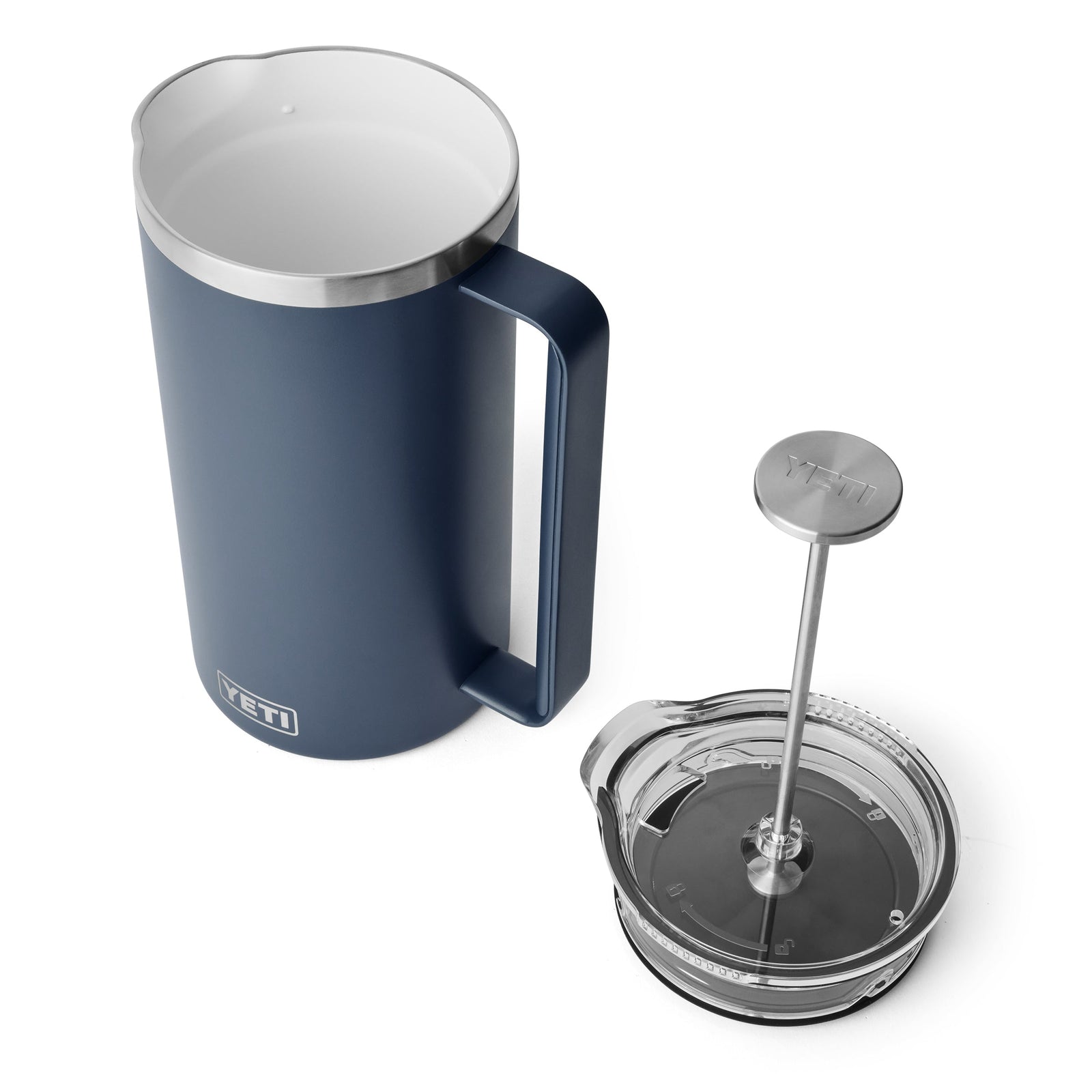 Ein YETI® Rambler Pitcher 64 Oz in Navy von YETI ist auf einem weißen Hintergrund abgebildet, wobei der Edelstahldeckel und -kolben vom Hauptbehälter getrennt sind und an eine vakuumisolierte Edelstahlkanne erinnern.