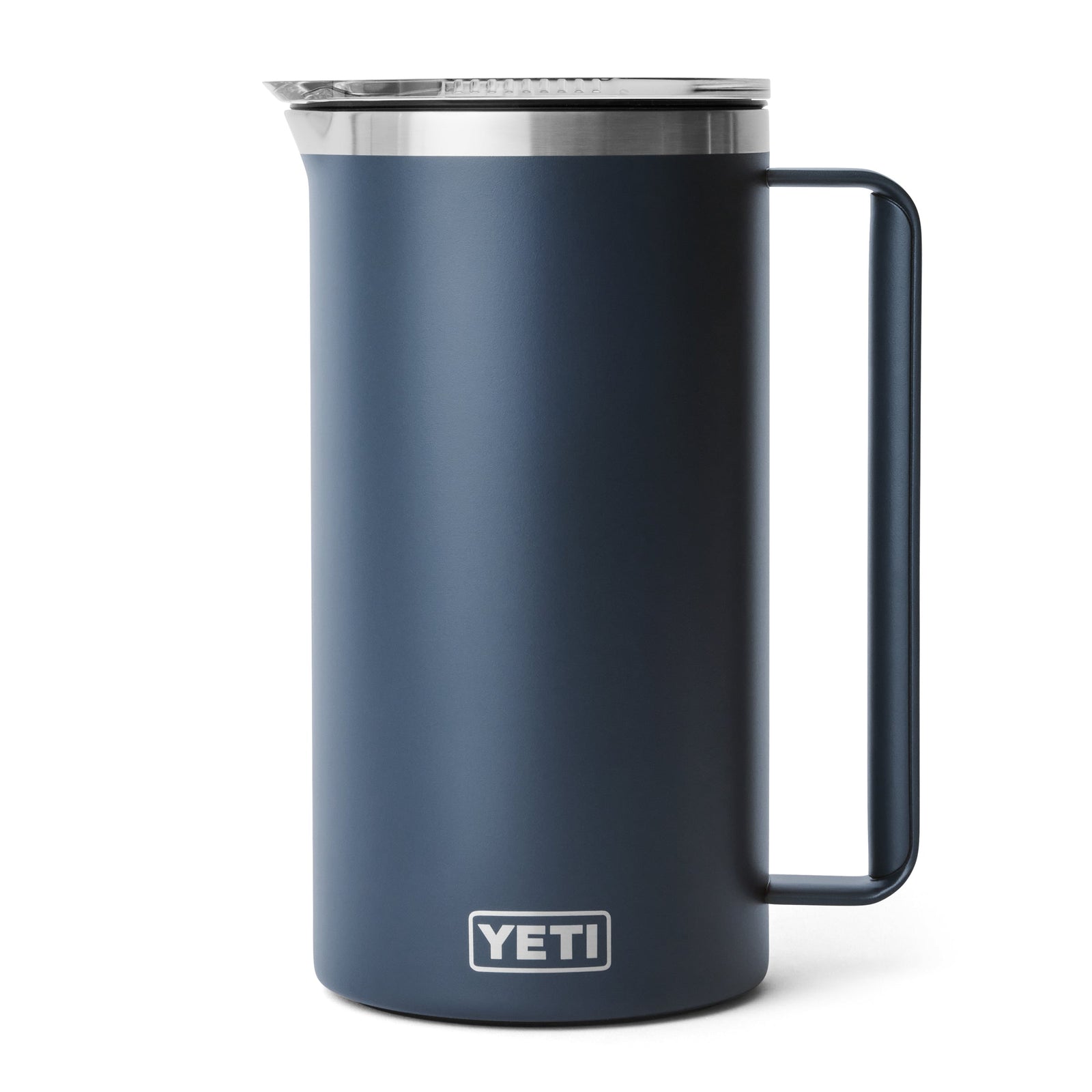 Der YETI® Rambler Pitcher 64 Oz in Navy hat einen quadratischen Griff, einen Deckel aus Edelstahl und ein YETI-Logo - ideal als vakuumisolierter Edelstahl- oder Outdoor-Getränkekrug.