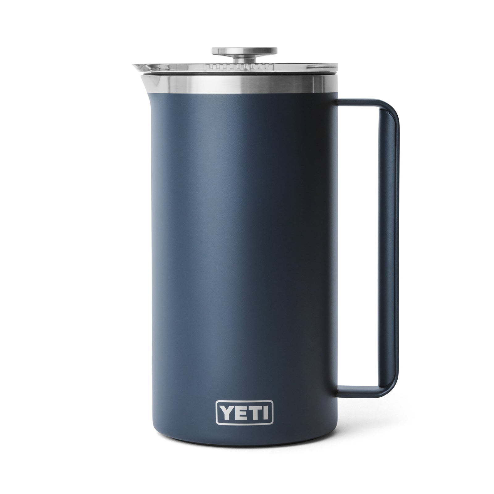 Der YETI® Rambler Pitcher 64 Oz in Marineblau mit einem großen Griff im Outdoor-Stil und dem YETI-Logo am Boden ist vor einem weißen Hintergrund abgebildet.