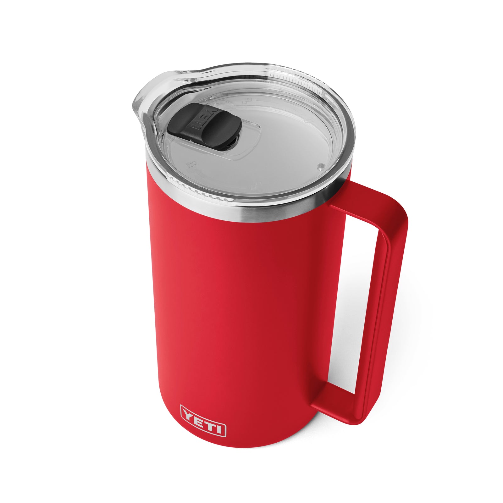 Der YETI® Rambler Pitcher 64 Oz in Rescue Red ist ein vakuumisolierter Edelstahlkrug mit Griff und durchsichtigem Schnappdeckel, abgebildet auf weißem Hintergrund.