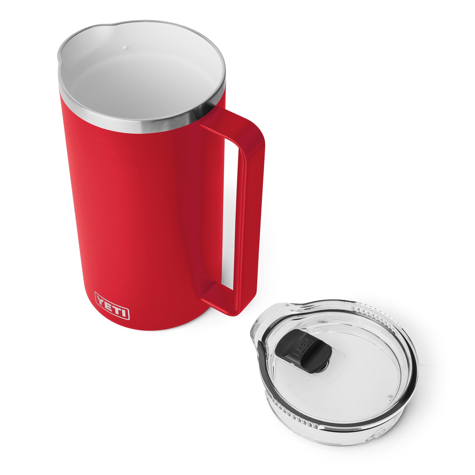 Der YETI® Rambler Pitcher 64 Oz in Rescue Red von YETI ist von oben mit sichtbarem Henkel und daneben liegendem durchsichtigem Schnappdeckel auf weißem Hintergrund abgebildet.