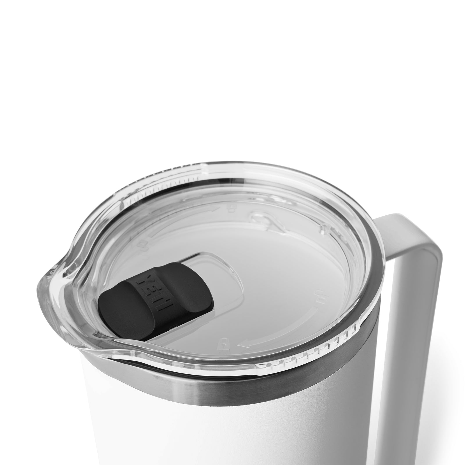 Eine Nahaufnahme des YETI® Rambler Pitcher 64 Oz in Weiß, mit einem transparenten Kunststoffdeckel mit schwarzem Schiebeverschluss, vor einem schlichten weißen Hintergrund.