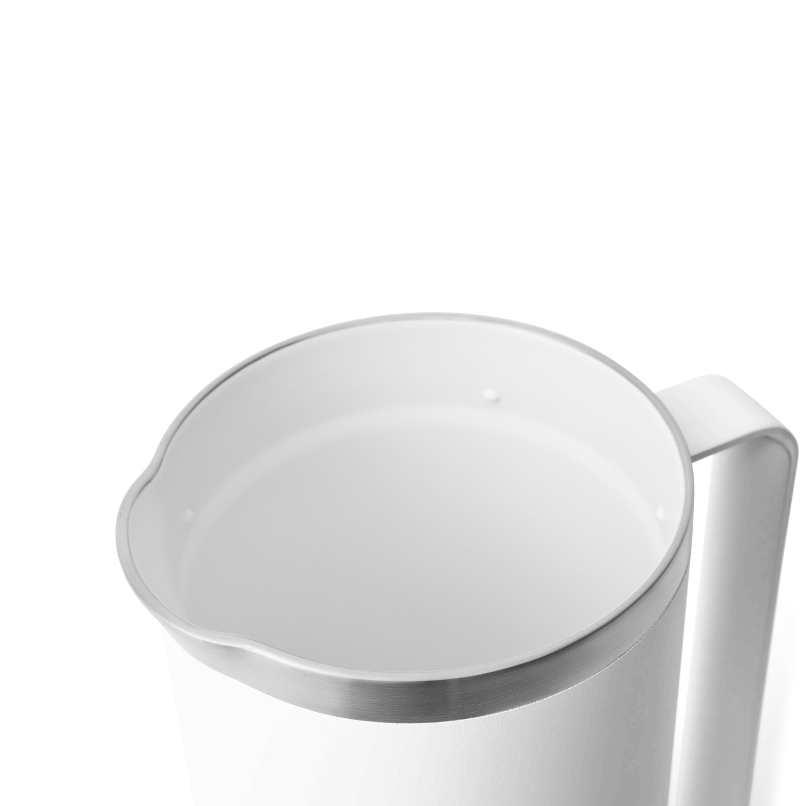 Der YETI® Rambler Pitcher 64 Oz in weiß, ein vakuumisolierter Edelstahlkrug mit Griff und Ausguss, ist von oben auf weißem Hintergrund abgebildet. Der Krug von YETI scheint leer zu sein.