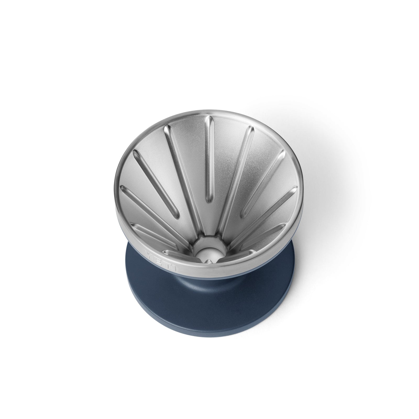 Ein YETI® Rambler Pour Over-Kaffeebereiter - Navy von YETI aus Metall mit marineblauem Boden ist von oben auf weißem Hintergrund abgebildet, wobei die Kegelform und die inneren Rillen hervorgehoben werden.