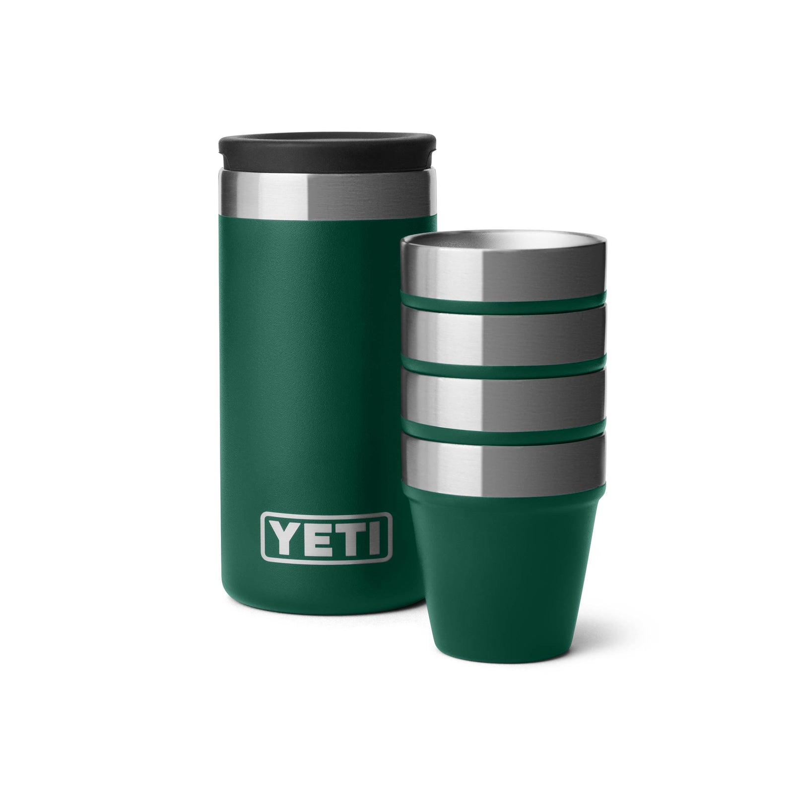 Ein grüner YETI® Rambler mit schwarzem Deckel steht neben vier passenden Black Forest Green YETI® Schnapsbechern, allesamt vakuumisolierte Edelstahlbecher, vor einem weißen Hintergrund.