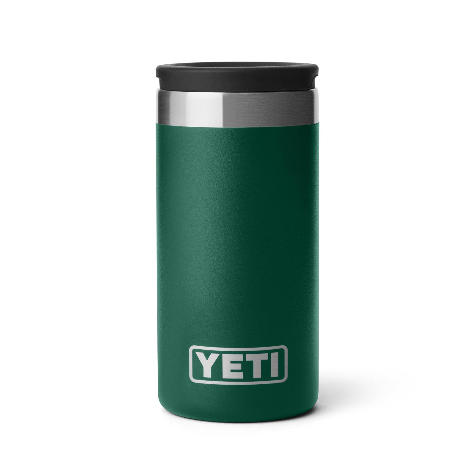 Der YETI® Rambler Schnapsbecher in Black Forest Green steht aufrecht mit einem silber-schwarzen Deckel, auf dem das YETI-Logo in der Nähe des Bodens auf einem sauberen weißen Hintergrund zu sehen ist.