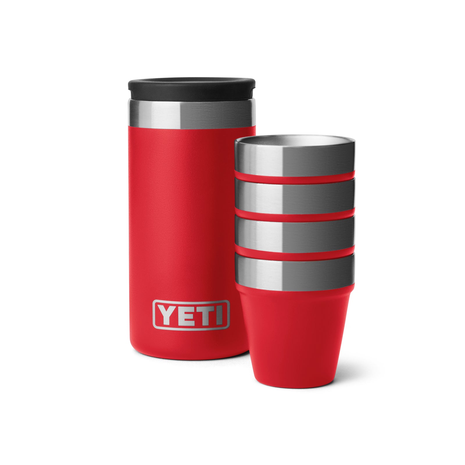 Ein Set von YETI® Rambler Schnapsbechern in Rescue Red, bestehend aus einem hohen vakuumisolierten Dosenhalter mit schwarzem Deckel und vier stapelbaren Bechern mit silbernen Rändern, abgebildet auf weißem Hintergrund.